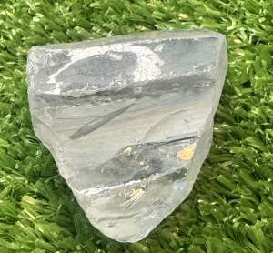 เพชรรัสเซียสีขาว เจียระไน อัญมณีแข็ง สี คิวบิกเซอร์โคเนียดิบ น้ำหนัก 109 กรัม ขนาด 23x47 มม. (1 ชิ้น)