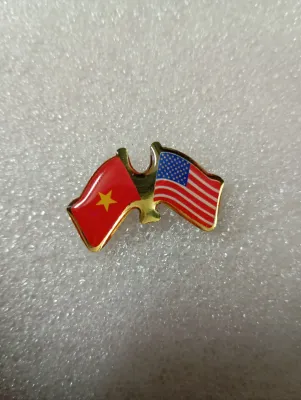 Huy hiệu cài áo lá cờ Việt Nam - Hoa kỳ pin cài áo quà tặng Vietnam - Mỹ