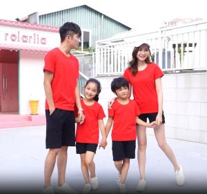 เสื้อผ้าพ่อแม่ลูกครอบครัวสามคนและสี่ชุดคู่รักสีแดงรอบคอเด็กชายและเสื้อยืดเด็กผู้หญิงผ้าฝ้ายแขนสั้นบริสุทธิ์เสื้อยืด2024 CNY T Shits