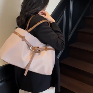 กระเป๋าสะพายขึ้นไหล่งานผ้าไนล่อน รุ่น Trip กันน้ำดีไซส์ทันสมัย มี 5 สี ถือเเละสะพายขึ้นไหล่ มีหมุดรองฐาน