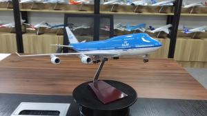 1:130 Scale Airplane Model Dutch Airlines 747 Plane Model KLM Model Plane with LED Light(Touch or Sound Control) for Decoration