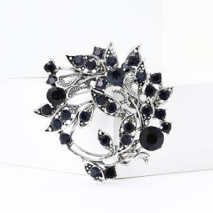 Luxury Rhinestone พวงหรีดเข็มกลัดสําหรับผู้หญิง Pins จัดเลี้ยงกระเป๋าเป้สะพายหลังของขวัญใหม่เครื่องประดับอุปกรณ์เสริมเพื่อนตกแต่ง