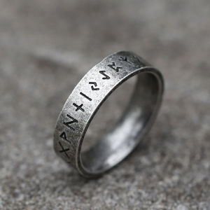 แหวนอักษรไวกิ้งย้อนยุคแนวแฟชั่นใหม่สำหรับผู้ชายผู้หญิงแหวนตัวอักษร316L สแตนเลสคู่กลิ่นง่ายเครื่องประดับของขวัญ