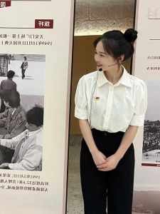 เสื้อเชิ้ตแขนสั้นสีขาวระดับไฮเอนด์สำหรับผู้หญิง ชุดทำงานฤดูร้อน ผู้บริการทางการศึกษา คุณสมบัติทางวิชาการ เสื้อเชิ้ตคอโปโลทรงตรง