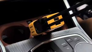 Pengisi daya mobil satu derek empat kabel teleskopik pengisi daya cepat untuk steker konversi pengisi daya mobil IOS / Type-c