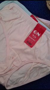 CELANA DALAM WANITA"GN" Ukuran/Size"M"(Anak-Remaja)harga murahtidak murahankualitas baik.