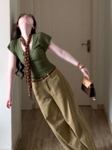 YUEZHONGWEI | Áo thun cổ chữ V màu xanh lá cây tay ngắn mùa hè cho nữ eo thon gọn phong cách retro Mỹ áo thun thường ngày