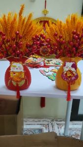 Set Bình Cắm Hoa Túi Tiền Resin May Mắn Kèm Cành Đào Đông Đỏ Và Lúa Mạch Vàng