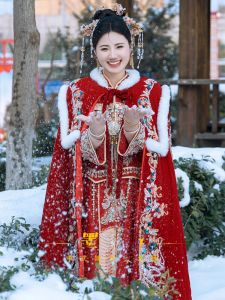 ชุดเจ้าสาวซาตินบุขนแกะหนา แขนยาว คอวี ปกขนสัตว์ ชุดแต่งงาน ชุดฮ่องกง ฤดูหนาวปี 2025 ชุดยาวคลุมศีรษะ