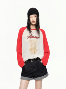 MO&Co. | Áo Sweater Knit Vintage Mỹ In Hình Thú Tay Raglan Phối Màu