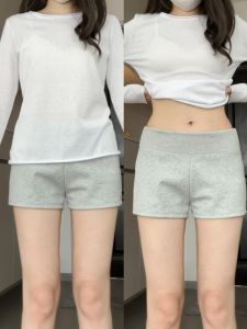 กางเกงขาสั้นกีฬาเอวต่ำสไตล์อเมริกันสำหรับผู้หญิง กางเกงขาสั้นทรงเอเข้ารูปสีเทาสำหรับฤดูร้อน กางเกงขาสั้นทรงเข้ารูปเอวสูง
