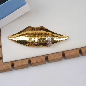 Elegant Heavy-Duty Lip Texture Diamond Necklace Womens Fashion Dinner Party Accessory Small-Niche Design Alloy Geometric Pendant