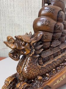 เรือสำเภาเรียกทรัพย์ มังกรเรซินลายไม้ ขนาดเล็ก เสริมฮวงจุ้ยการค้าขายราบรื่น