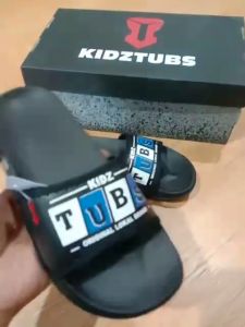 KIDZTUBS Sandal Anak Laki-Laki Karet Slipper Slide Selop Slipon Jepit Karakter Warna Hitam Usia 6-10 Tahun 1851100324