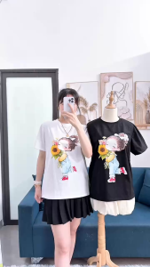 Áo thun nữ local brand Gucaa Việt Nam in hình bé gái ôm hoa hướng dương dễ thương