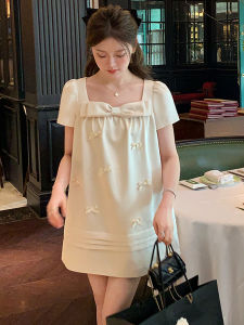 ชุดเดรสฤดูร้อนสไตล์ฝรั่งเศสที่หรูหราสําหรับผู้หญิงที่มีรายละเอียดโบว์เอวหลวมเส้นใยโพลีเอสเตอร์ชุดเดรสคอเหลี่ยมชิ้นเดียว