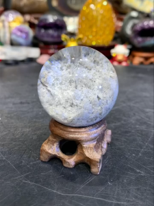 raw polished sphere natural white phantom 极品净体💯天然白幽灵球  美丽结晶雪白风景图🌃 🆓底座 #高品水晶 #观赏石 #collection crystal   球径: 4.5cm  净重: 118g 含底座高: 6.5cm  总重: 136g diameter: 4.5cm  raw weight: 118g total height: 6.5cm  total weight: 136g  📍Johor Bahru 区可自行取货或邮寄服务