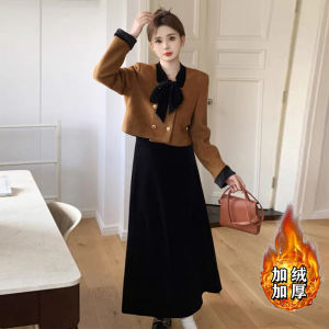 ชุดกระโปรงสั้นสองชิ้นบุขนแกะหนาสไตล์สตรีทแฟชั่นฤดูใบไม้ร่วงปี 2024 แขนยาวคอโปโลปิดด้วยกระดุมจากจีน