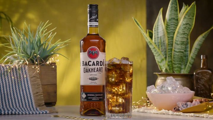 BACARDI Oakheart - 700ml / 70cl, 35% ABV - Gluten Free Spiced Rum Aged in Oak Barrels