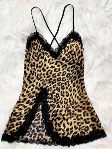 ผู้หญิงผ้าไหมคอวีลูกไม้ Trim เสือดาวพิมพ์ Nightdress Slit Camisole Sensual Loungewear น้ําหนักเบา All-Season