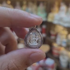 Mặt Dây Chuyền Tứ Diện Đính Đá - Tinh Tế Trong Từng Chi Tiết