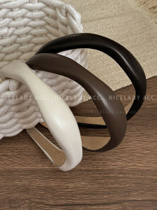 หมวกคล้องผมหนังสไตล์ฝรั่งเศสวินเทจ ขอบกว้าง หมวกคล้องผมสำหรับผู้หญิง ทรงสูง หมวกคล้องผมแบบทันสมัย หมวกคล้องผมแบบลำลอง