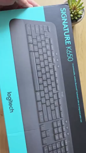 Logitech Signature K650 Keyboard Wireless Bluetooth Comfort Jangkauan Wireless 10 meter 2 baterai AA