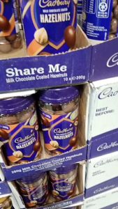 [HÀNG ÚC] HỘP SÔ CÔ LA SỮA BỌC HẠT DẺ CADBURY Milk Chocolate Coated Hazelnuts 280g