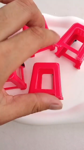 Kẹp Tóc Hình Ghế Nhựa Mini Dễ Thương - Kẹp Mái Phụ Kiện Tóc Vui Nhộn Mới Nhất 2026