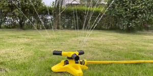 Garden Sprinkler 360° Automatic Rotating Large Area Coverage Lawn Irrigation Grass Water Sprinkler System Gardening Watering Device Sprinkler Built in 36 Units Angle Spray Nozzles Hydraulic Pressure Garden Hose Sprinkler for Yard
