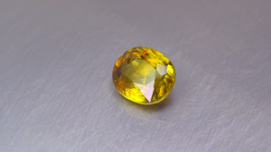 2.58 กะรัต พลอยสฟีน-ไททาไนต์ สีเหลืองอมเขียวอ่อน ดิบ 100% จากธรรมชาติ