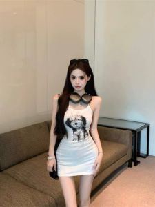 ชุดเดรสคอฮอลเตอร์ลายสุนัขสไตล์อเมริกันย้อนยุคสำหรับผู้หญิง ฤดูร้อนปี 2024 กระโปรงสั้นทรงเข้ารูปเอวสูง แขนกุด ความยาวสั้น