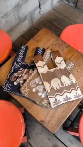 กระเป๋าถักไหมพรม ลายช้าง ถือหรือคล้องแขนได้