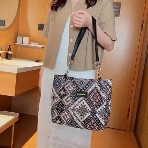 กระเป๋าผ้าสะพายข้าง ลายถักสไตล์โบฮีเมี่ยน ขนาดใหญ่ สายหนังเชื่อมด้วยห่วง แบบซิปปิด