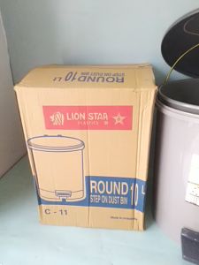 Kotak sampah tutup injak bulat 10lt. C-11 / Lion Star / Plastik