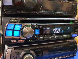 Máy phát nhạc liền Amply ALPINE CDA 9805 J. chức năng AUX .CD.RADIO.OUT RCA.loại 1 din giành cho các loại xe.