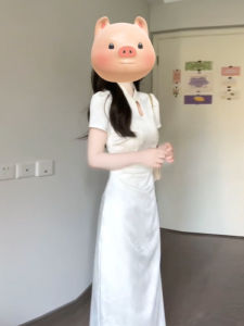 ชุดเดรสยาวผ้าซาตินสไตล์จีนใหม่เอวสูง แขนสั้น คอปกจีน กระดุม สไตล์ย้อนยุค เดรสยาวเอวสูงทรงเข้ารูป