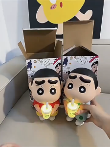 会发光蜡笔小新卡通摆件奶茶小夜灯萌趣造型手办桌面手办男女朋友节日礼物儿童