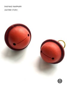 ระฆังหนังแฮนด์เมดพร้อมพวงกุญแจหนังผลไม้สีดําและสีแดงของขวัญสร้างสรรค์สําหรับสุนัขและแมวสไตล์ Retro Niche