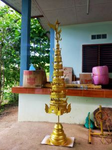 ฉัตรทองทรงประยุกต์9ชั้น ฉัตรพระธาตุ ขนาดกว้าง30ซม. วัสดุทองเหลือง พ่นสีทองคำ
