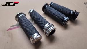 JNYD Motorcycle 1 25MM Universal Rubber Hand Grips CNC Handlebar Grip For Harley Sportster 883 1200 Touring Road Street Glide