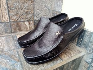 Sepatu Sandal Pria 100% Kulit Asli Big Size Berbahan Kulit Sapi Model Slop dengan Detail Jahitan dan Logo Playboy