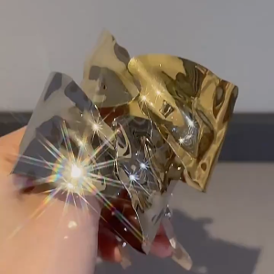 Gelang Logam Berlipit Daun Desain Terbuka Lebar Tidak Beraturan Aksesoris Tangan Elegan Wanita