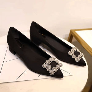 รองเท้าส้นหนา Rayeuviulen สำหรับผู้หญิง สีแดง ผ้าไหม หัวเข็มขัดสี่เหลี่ยม รองเท้าแต่งงาน ส้นสูงปานกลาง รองเท้าส้นแบนแบบสวมสบาย