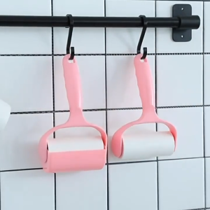 ลูกกลิ้งเก็บขน และฝุ่นบนเสื้อผ้า มีแผ่นกาวเก็บขนและฝุ่น  สีชมพู ขจัดขนสัตว์ สามารถเก็บฝุ่นและขุยผ้าออกได้