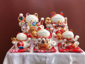 Mèo Thần Tài Cầm Kẹo Hồ Lô Đỏ Cao 27 Cm