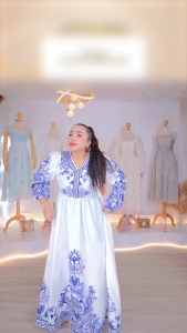 เดรสแฟชั่นเกาหลี  เดรสแขนยาวลายวินเทจโบฮีเมียน สีขาวน้ำเงิน