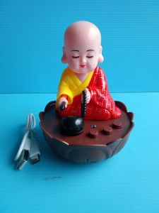 ตั้งมงคลเณรน้อยเคาะพร้อมมีบทสวดมนต์จีนขนาเสูง11ซม. พลังแสงอาทิตย์และสายชาร์จขนาด 8*8*11ซม. ราคา350บ.