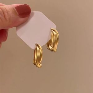 ต่างหูสไตล์ฮ่องกงย้อนยุค สีทอง ต่างหูแบบกลมขนาดใหญ่ หรูหรา ไฮเอนด์ แฟชั่น ดีไซน์ไม่สมมาตร เครื่องประดับแฟชั่นสำหรับผู้หญิง