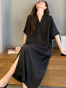 ชุดนอนผู้หญิงผ้าไหมน้ำแข็งแขนสั้นทรงหลวมคอวีลายเสือดาวฤดูร้อนสีดำ ชุดนอนหรูหรา เสื้อผ้าในบ้านสำหรับฤดูร้อน ผ้าฝ้ายโพลีเอสเตอร์ 95%